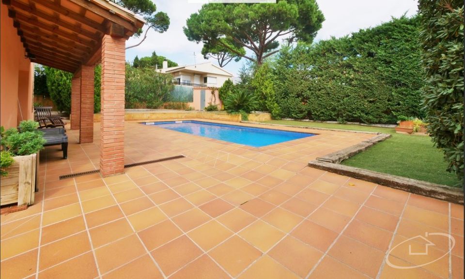 CASA CON JARDÍN Y PISCINA EN MONT-RAS