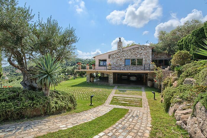 Espectacular finca situada en la ladera de Aiguablava (Begur), con todas las estancias orientadas al sur, y con impresionantes vistas al mar y a la ba