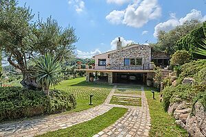 Espectacular finca situada en la ladera de Aiguablava (Begur), con todas las estancias orientadas al sur, y con impresionantes vistas al mar y a la ba