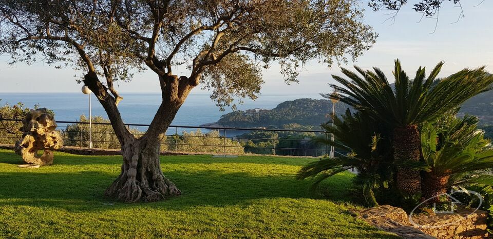 Espectacular finca situada en la ladera de Aiguablava (Begur), con todas las estancias orientadas al sur, y con impresionantes vistas al mar y a la ba
