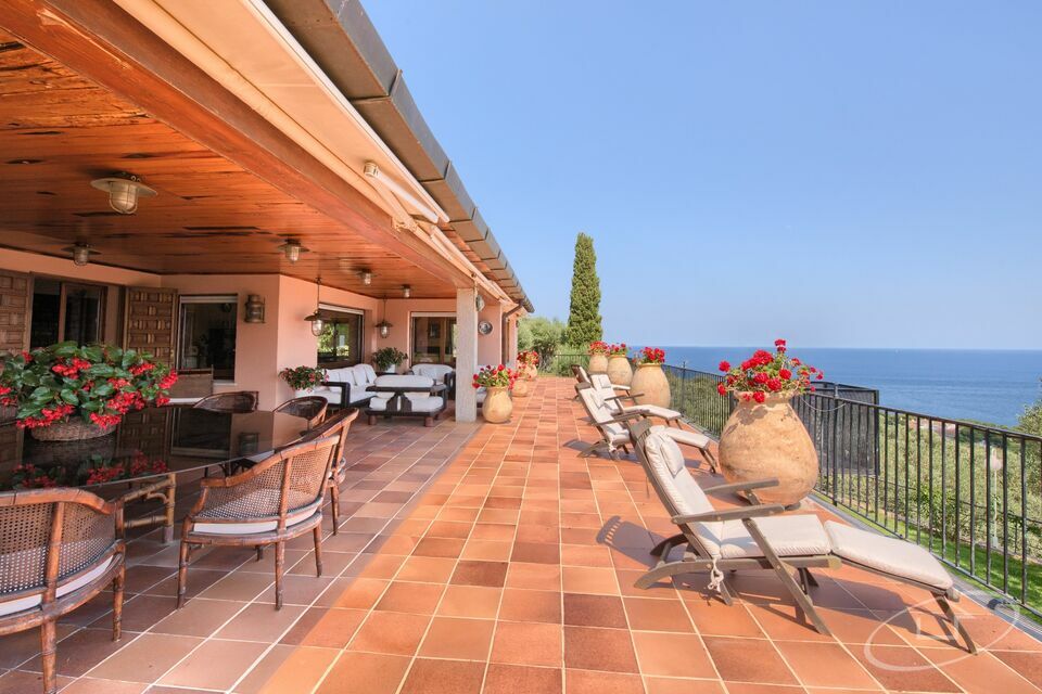 Espectacular finca situada en la ladera de Aiguablava (Begur), con todas las estancias orientadas al sur, y con impresionantes vistas al mar y a la ba