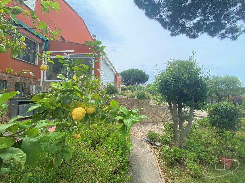 Maison individuelle avec grand terrain et piscine à Calella de Palafrugell.