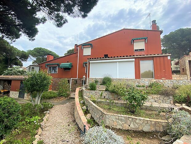 Casa unifamiliar con gran terreno y piscina en Calella de Palafrugell