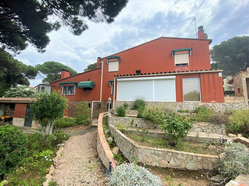 Maison individuelle avec grand terrain et piscine à Calella de Palafrugell.