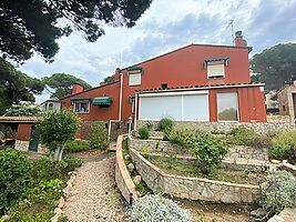 Casa unifamiliar amb gran terreny i pisicina a Calella de Palafrugell