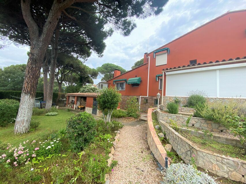 Maison individuelle avec grand terrain et piscine à Calella de Palafrugell.