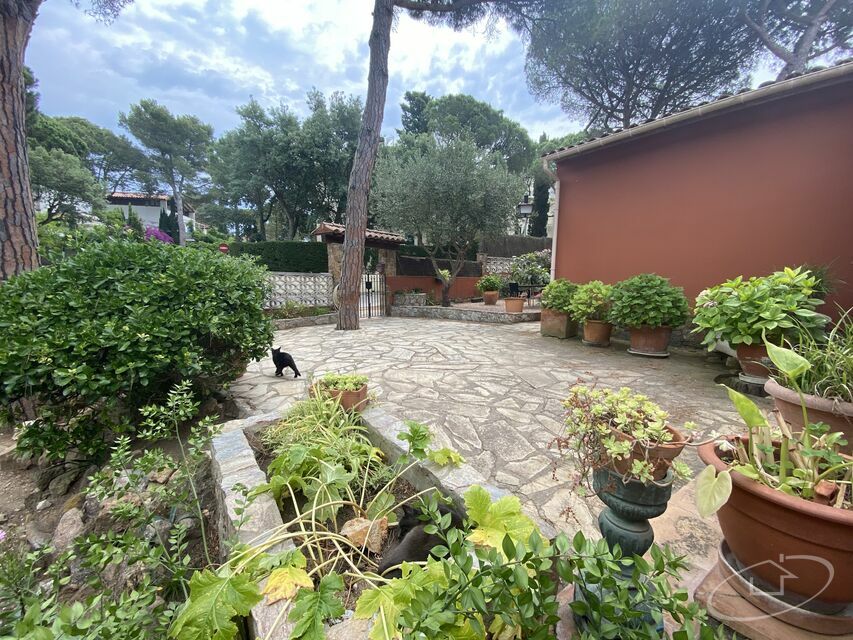 Casa unifamiliar con gran terreno y piscina en Calella de Palafrugell