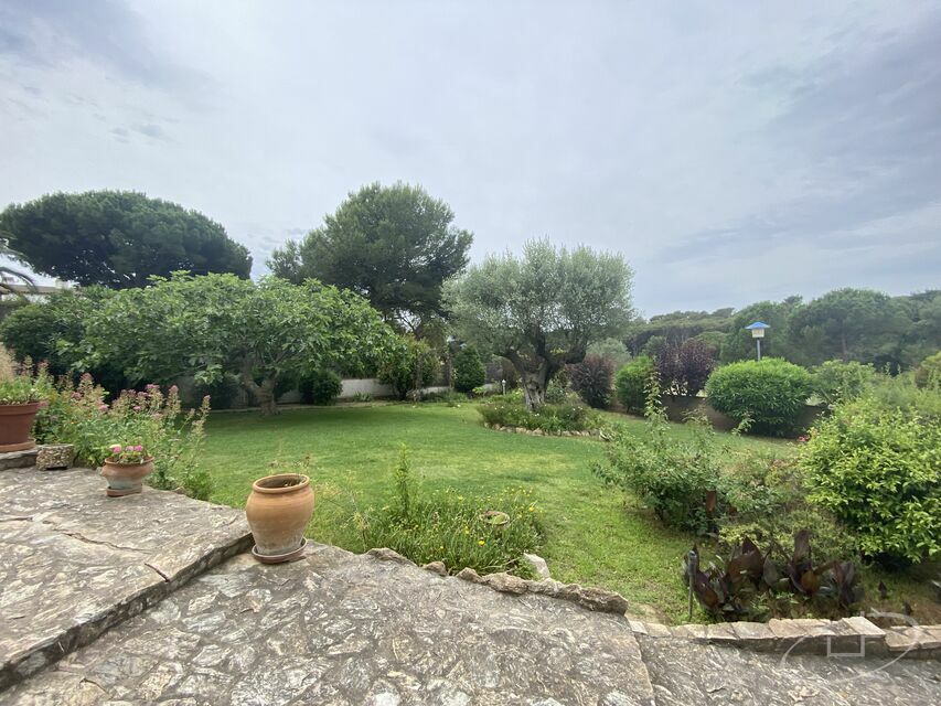 Casa unifamiliar amb gran terreny i pisicina a Calella de Palafrugell