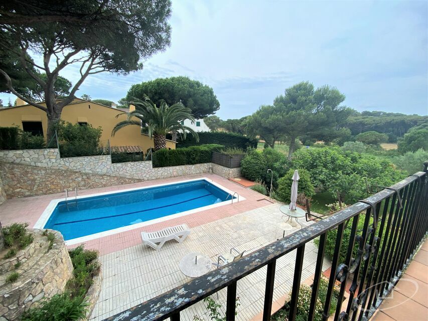 Maison individuelle avec grand terrain et piscine à Calella de Palafrugell.