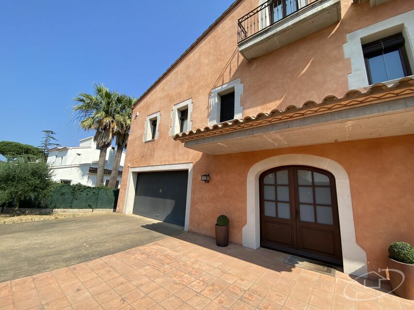 Maison individuelle avec grand terrain et piscine à Mont-ras