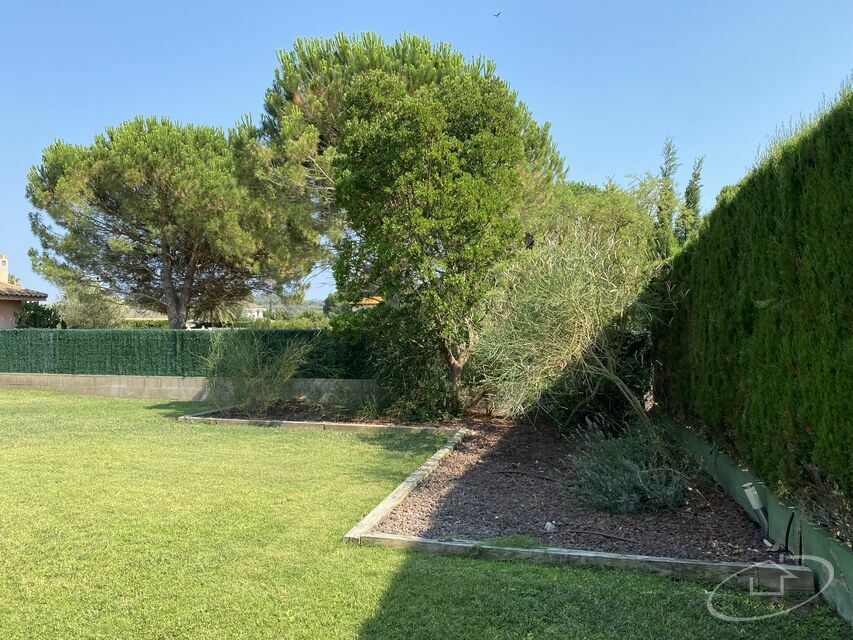 Maison individuelle avec grand terrain et piscine à Mont-ras