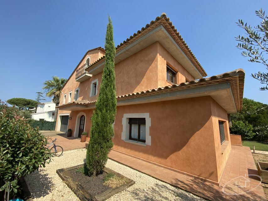 Casa unifamiliar amb gran terreny i pisicina a Mont-ras