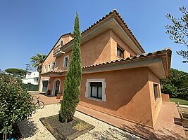 Casa unifamiliar con gran terreno y piscina en Mont-ras