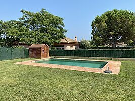 Casa unifamiliar amb gran terreny i pisicina a Mont-ras