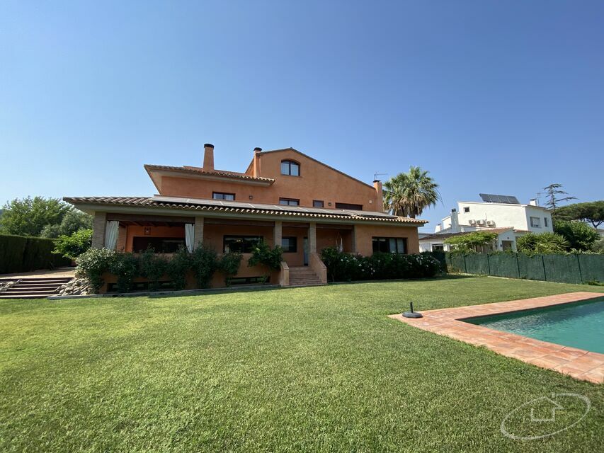 Casa unifamiliar con gran terreno y piscina en Mont-ras