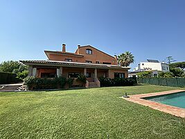 Casa unifamiliar amb gran terreny i pisicina a Mont-ras