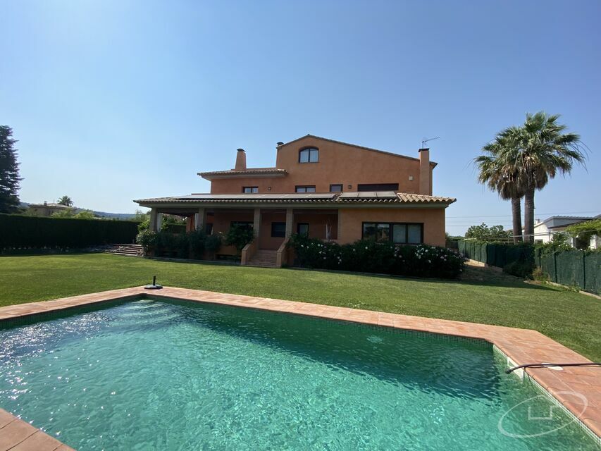 Maison individuelle avec grand terrain et piscine à Mont-ras