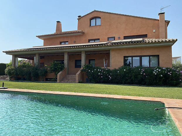 Casa unifamiliar con gran terreno y piscina en Mont-ras