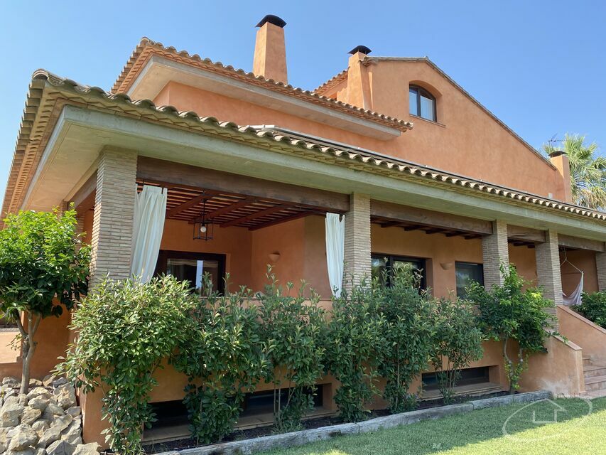 Casa unifamiliar con gran terreno y piscina en Mont-ras