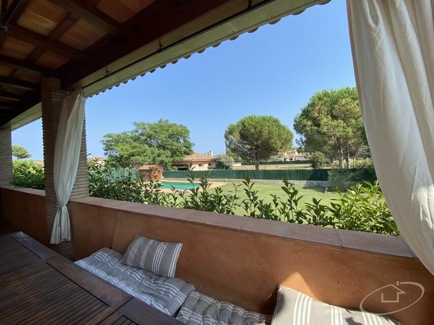 Maison individuelle avec grand terrain et piscine à Mont-ras