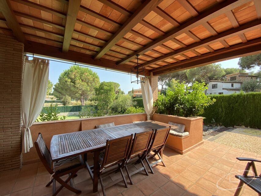 Maison individuelle avec grand terrain et piscine à Mont-ras