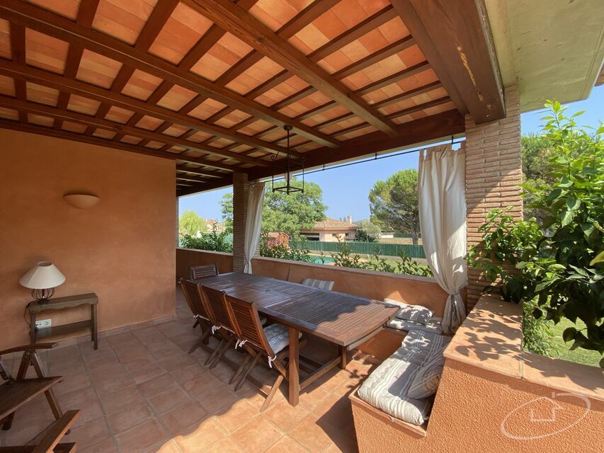 Maison individuelle avec grand terrain et piscine à Mont-ras