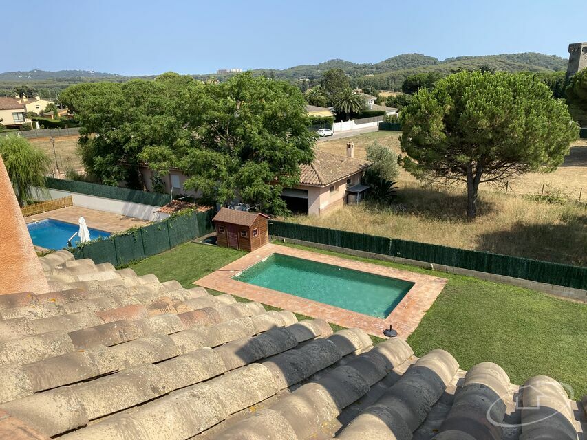 Casa unifamiliar amb gran terreny i pisicina a Mont-ras