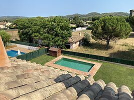 Casa unifamiliar con gran terreno y piscina en Mont-ras