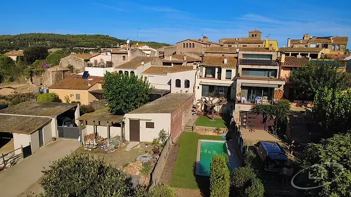 Casa de poble amb jard&iacute; privat i piscina