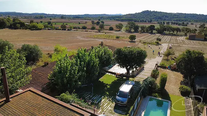 Casa de poble amb jard&iacute; privat i piscina