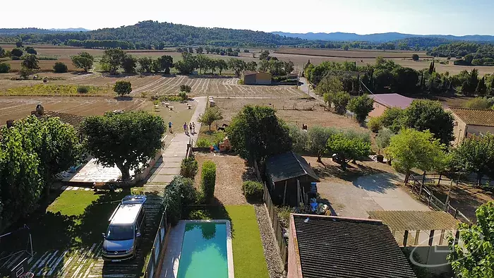 Casa de poble amb jard&iacute; privat i piscina