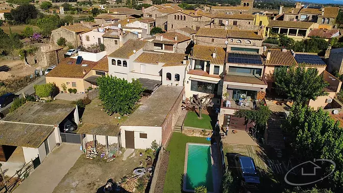 Casa de poble amb jard&iacute; privat i piscina