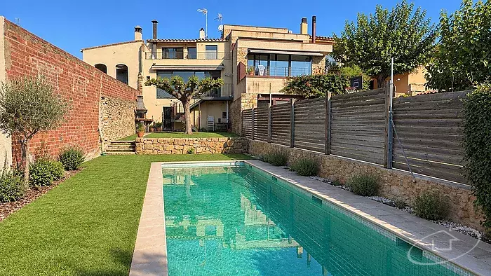 Casa de poble amb jard&iacute; privat i piscina